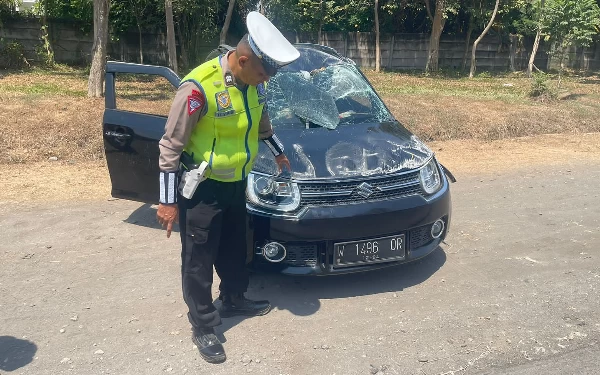 Foto Sat PJR Polda Jatim menunjukkan kondisi mobil usai dievakuasi ke pinggir ruas tol. (Foto : Sat PJR Polda Jatim)