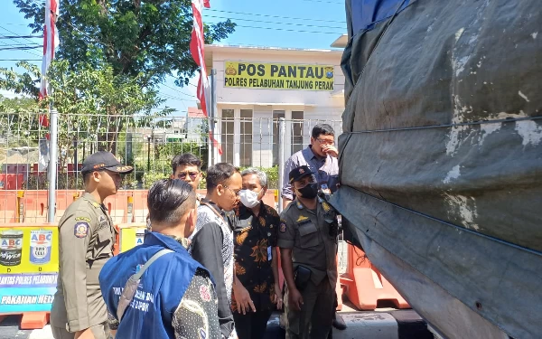 Foto Petugas gabungan memeriksa muatan truk yang hendak melintas di Jembatan Suramadu (Foto: Satpol PP Jatim)