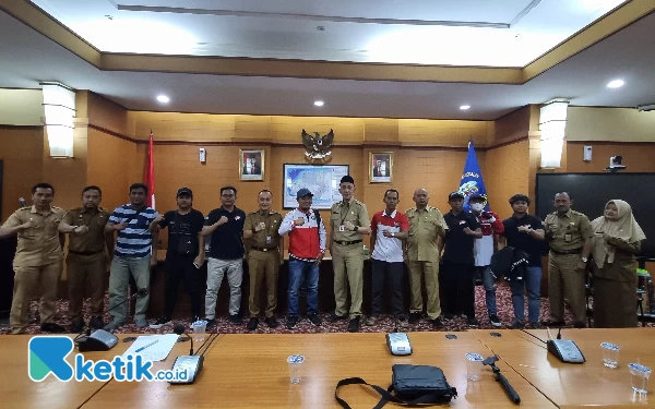 Foto LIRA bersama Pj Bupati Bangkalan Arief M Edie didampingi Sekda dan Kepala OPD Pemkab Bangkalan. (Foto: Naufal/Ketik.co.id)