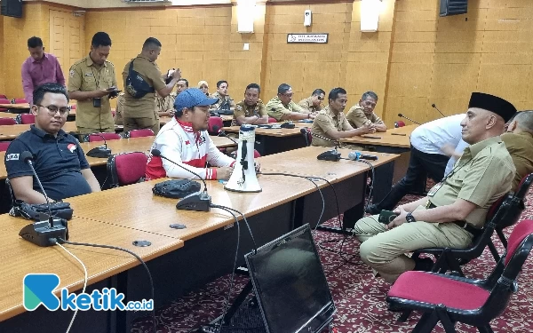 Foto Bupati LIRA Bangkalan Mahmudi Ibnu Khotib menyampaikan aspirasinya kepada Pj Bupati. (Foto: Naufal/Ketik.co.id)