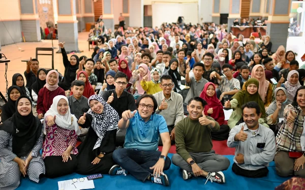 Foto Foto bersama Endy Junaedy Kurniawan dengan mahasiswa Prodi Pendidikan Luar Biasa (PLB) Unipar Jember, Selasa (26/9/2023) (Foto: dokumentasi pribadi)