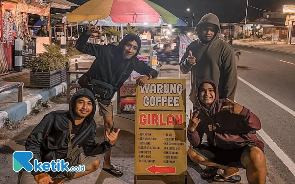 Foto Warung kopi di pinggir Jalan Lintas Selatan yang ramai setiap malam hari. (Foto: Al Ahmadi/Ketik.co.id)