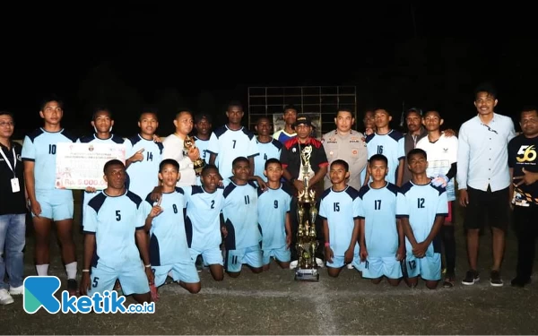 Foto Wakil Bupati Hasbulla Furuada saat foto bersama dengan pesepakbola di Stadion Triton Kaimana (foto Humas Pemkab Kaimana)