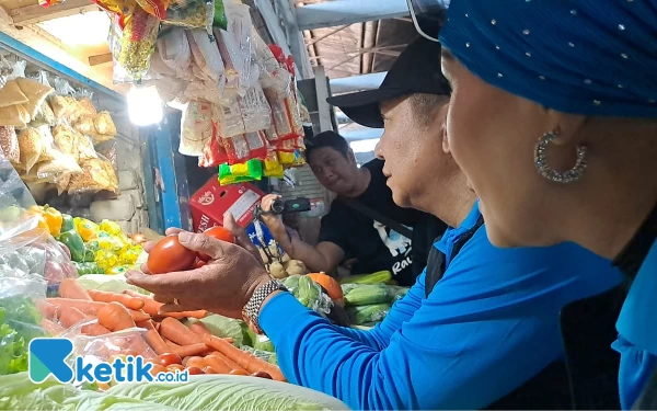 Thumbnail Berita - Harga Tomat di Pasar Tanjung Jember Anjlok