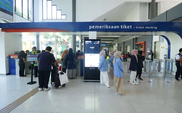 Foto Antrian penumpang di loket pemeriksaan tiket (Foto: Humas KAI Daop 8)