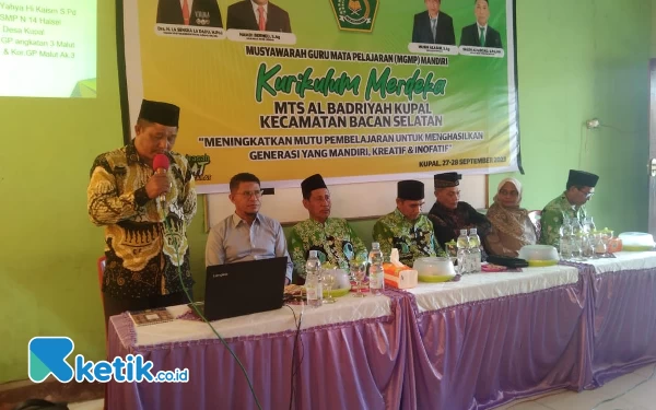 Foto Mubin Alasan, Kepala Madrasah Tsanwiyah Al Badriyah Kupal Memberi sambutan (Foto Mursal)