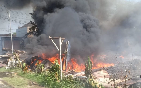 Foto Kabur asap hitam pekat langsung membumbung begitu api membesar.