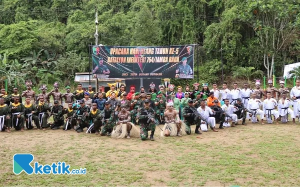 Foto Wakil Bupati Hasbulla Furuada foto bersama para prajurit TNI dii HUT ke-5 Batalyon Infanteri 764 Iamba Baua di Kaimana (foto Humas Pemkab Kaimana)