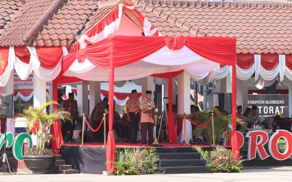 Foto Ketua Kwartir Daerah Gerakan Pramuka Jawa Timur H. M. Arum Sabil saat membuka Apel Peringatan Hari Pramuka ke-62 Kwarcab Bojonegoro (Foto: Pramuka Jatim)