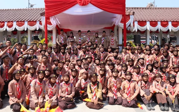 Foto Ketua Kwartir Daerah Gerakan Pramuka Jawa Timur H. M. Arum Sabil foto bareng peserta Apel Peringatan Hari Pramuka ke-62 Kwarcab Bojonegoro (Foto: Pramuka Jatim)