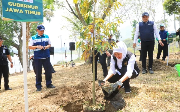 Thumbnail Berita - Tekan Laju Perubahan Iklim, Khofifah Dorong Penanaman Pohon