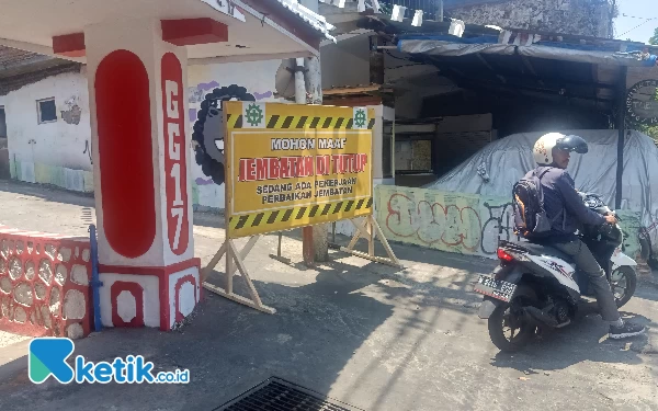 Foto Pengguna jalan yang putar balik melihat Jembatan Pelor ditutup. (Foto: Lutfia/Ketik.co.id)