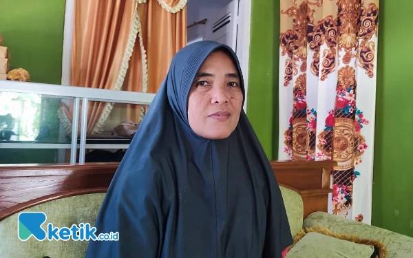 Foto Pemilik Calista Donuts, Wirati (47), yang berangkat dari hobinya  sejak usia muda telah menekuni dunia perkulineran nusantara. (Foto: Al Ahmadi/Ketik.co.id)