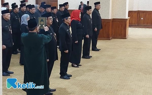 Foto Prosesi pengambilan sumpah jabatan 5 pejabat eselon II di Gedung Negara Grahadi. (Foto: Husni Habib/Ketik.co.id)