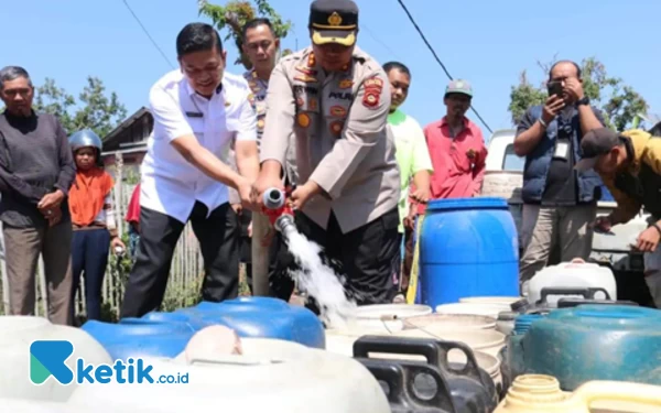 Thumbnail Berita - Polres Pagaralam Salurkan Air Bersih dengan Water Canon