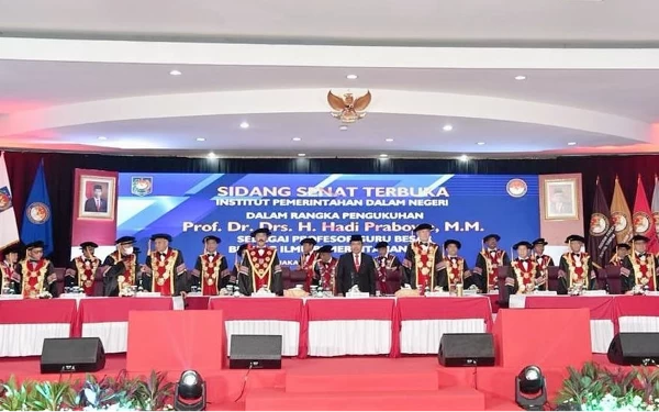 Foto Rektor IPDN Prof. Dr. Drs. H. Hadi Prabowo., M.M resmi dikukuhkan sebagai Guru Besar Ilmu Pemerintahan, di Aula Zamhir Islamie IPDN Kampus Jakarta, Jumat (29/9/23). (Foto: IPDN)