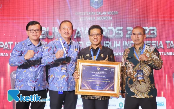 Foto Bupati Bandung Dadang Supriatna menerima BUMD Awards 2023 dari Kemendagri di Jakarta, Jumat (29/9/23). (Foto: Diskominfo)