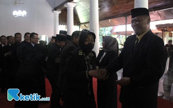 Foto Kepala Satpol PP Sidoarjo Yani Setyawan menerima ucapan selamat dari koleganya, Kepala Dinas Kesehatan Sidoarjo  Dr Feny Apridawati.  (foto: Fathur Roziq/Ketik.co.id)