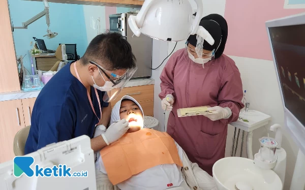 Foto Pemeriksaan gigi yang dilakukan drg. Adi di Chroma Dental Station. (Foto: Kiagus/Ketik.co.id)