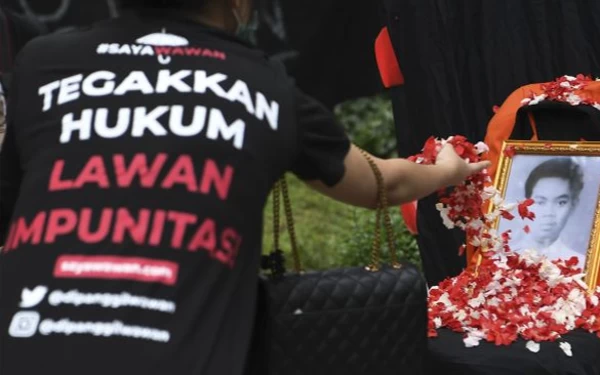 Foto Mahasiswa Universitas Atma Jaya melakukan tabur bunga saat menggelar peringatan 23 tahun Tragedi Semanggi di Kampus Atma Jaya, Jakarta, Sabtu (13/11/2021).