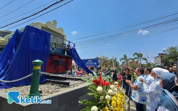 Foto Peringatan HUT KAI ke-78 sekaligus peresmian Monumen Lokomotif D301 13 Daop 9 oleh Bupati Jember dan Vice President KAI Daop 9 Jember, Sabtu (30/9/2023) (Foto: Fenna/Ketik.co.id)