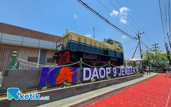 Thumbnail Berita - Landmark Baru Stasiun Jember, Monumen Lokomotif D301 13 Resmi Dibuka