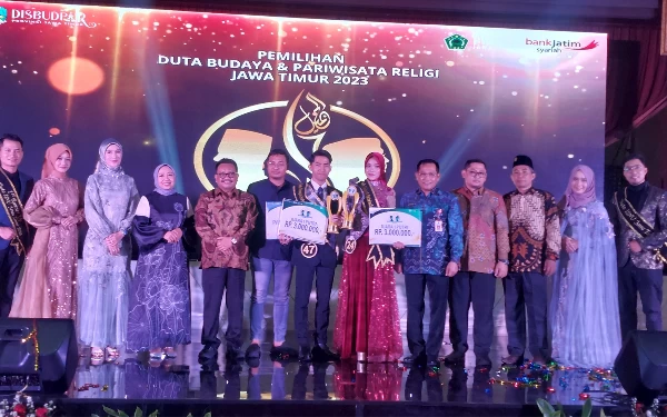 Foto Para juri berfoto dengan juara pertama pemilihan Duta Budaya dan Pariwisata Religi Jawa Timur. (Foto: Husni Habib/Ketik.co.id)