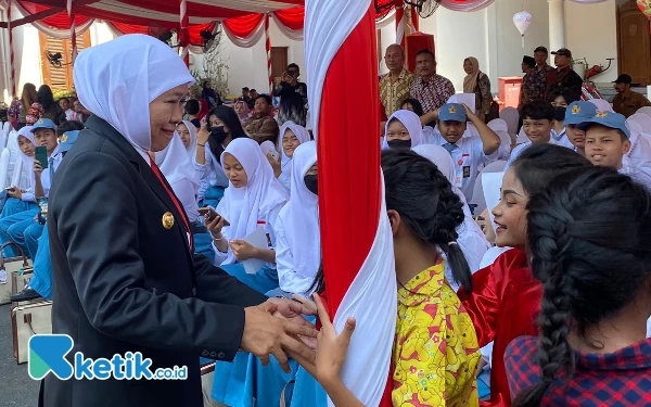 Foto Khofifah saat menyapa pengisi acara di Gedung Grahadi sesuai Upacara Hari Kesaktian Pancasila. (Foto: Shinta Miranda/Ketik.co.id)