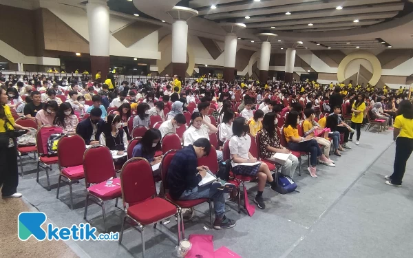 Foto Ribuan pelajar tengah mengisi lembar jawaban dalam kompetisi Spelling Bee 2023. (Foto : Yudha Fury / Ketik.co.id)