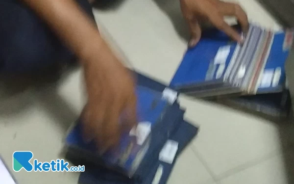 Foto Petugas sedang memeriksa, menata, menyimpan BPKB kendaraan dinas di brankas kantor BPKAD Kabupaten Sidoarjo. (Foto: Fathur Roziq/Ketik.co.id)