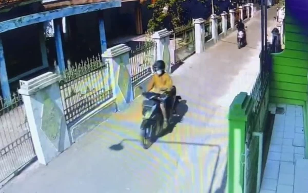 Thumbnail Berita - Dua Pelaku Curanmor Terekam CCTV Curi Motor di Sidoarjo pada Siang Bolong