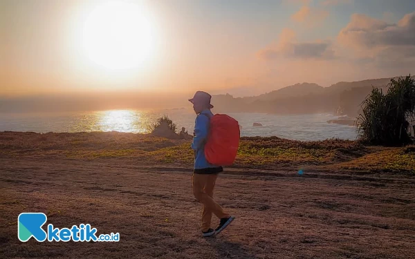 Foto Pengunjung yang tengah bersiap untuk camping di Karang Bolong Pacitan. (Foto: Deddy_pmg for Ketik.co.id)