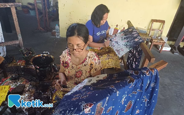 Foto Pengerajin Batik Tulis ini sedang menulis di secarik kain, Senin (2/10/2023). (Foto : M.Khaesar/Ketik.co.id)