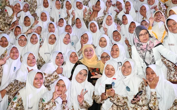 Foto Gubernur Khofifah berfoto bersama sejumlah peserta MTQ XXX tingkat Provinsi Jatim. (Foto: Humas Pemprov Jatim)