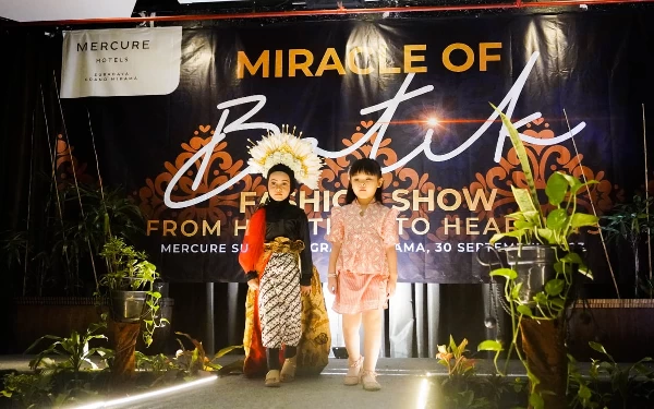 Thumbnail Berita - Anak-Anak Heartists Mercure Surabaya Grand Mirama Meriahkan Miracle of Batik Fashion Show