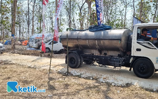 Foto Petugas sedang melakukan pembasahan lahan area Jambore Jatim 2023 di Buper Ngawun Abilowo Tuban. (Foto: Naufal/Ketik.co.id)