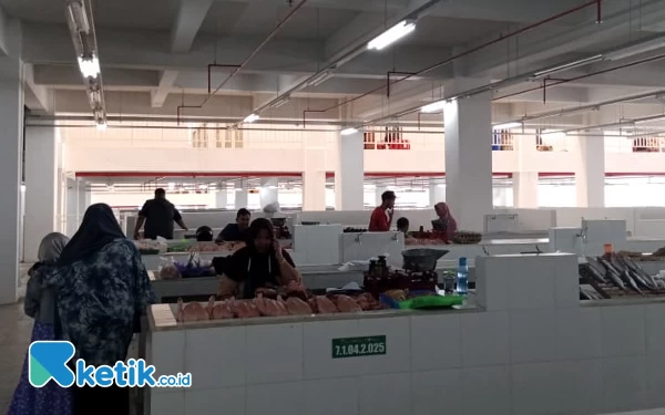 Foto Pedagang daging di lantai satu Pasar Induk Among Tani Kota Batu yang sudah mulai berjualan, Senin (2/10/2023). (Foto: Sholeh/ketik.co.id)