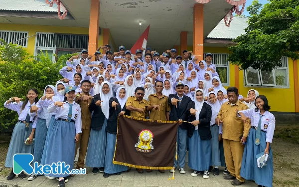 Foto Foto bersama Para Pengurus OSIS SMA Negeri 7 Halsel bersama para guru.