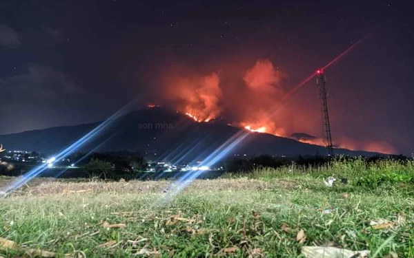 Kebakaran Gunung Lawu Meluas Hingga 200 Hektar, BNPB Terjunkan Helikopter untuk Padamkan Api