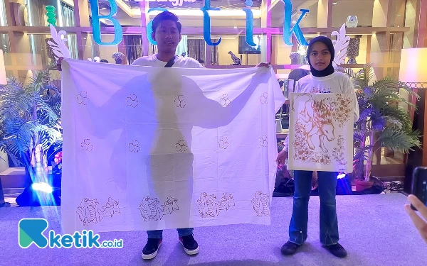 Foto Pina dan Tata menunjukkan hasil karya mereka. (Foto: Husni Habib/Ketik.co.id)