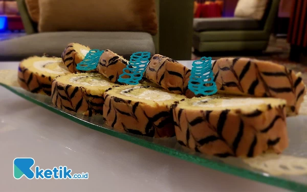 Thumbnail Berita - Unik, Wyndham Hotel Surabaya Hadirkan Kue Bermotif Batik