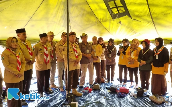 Foto Ketua Kwarda Pramuka Jatim HM Arum Sabil saat memberikan arahan kepada pimpinan kontingen masing-masing kwarcab di Jambore Jatim 2023. (Foto: Naufal/Ketik.co.id)