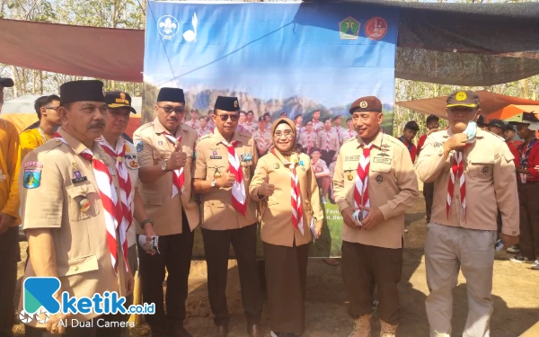 Foto Ka Kwarda beserta jajaranya foto bersama di camp peserta (foto: Sutejo Rc/ketik.co.id)