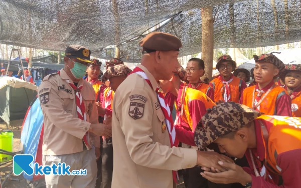 Foto Peserta Jambore Daerah Jatim menyambut dengan gembira kehadiran Ka Kwarda bersama pengurus lainnya (foto: Sutejo Rc/ketik.co.id)