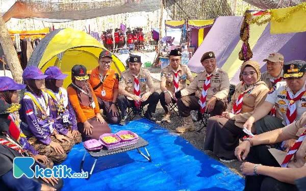 Foto KaKwarda Pramuka Jatim Kak Arum Sabil didampingi Kepala OPD Pemprov Jatim dan Jajaran Pengurus Kwarda berbincang santai dengan peserta Jambore di Camp. (Foto: Naufal/Ketik.co.id)