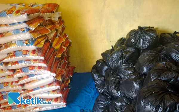 Foto Paket sembako yang siap didistribusikan oleh Dinas Perindagkop dan UKM untuk 5 Distrik di Kabupaten Kaimana (foto La Jen)