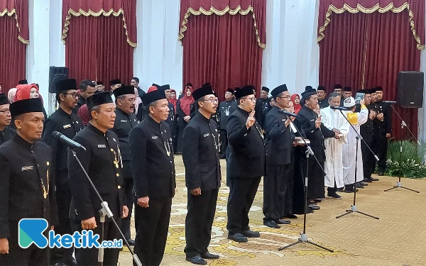 Foto Ratusan Kepala SMA, SMK dan SLB saat dilantik di Gedung Negara Grahadi, Selasa (3/10/2023)