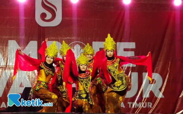 Foto Kontingen Kabupaten Pasuruan membawakan tarian Gumuyu (foto: Sutejo Rc/ketik.co.id)