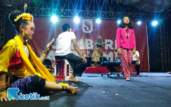 Foto Tuan rumah Kabupaten Tuban menampilkan teaterikal menggambarkan cerita daerah