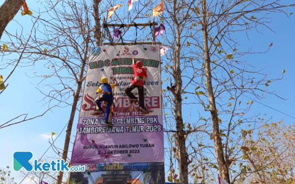 Foto Dua peserta PBK,  Bayu Madiun dan Khoirul Bastian Sumenep saat wall climbing (foto: Sutejo Rc/ketik.co.id)